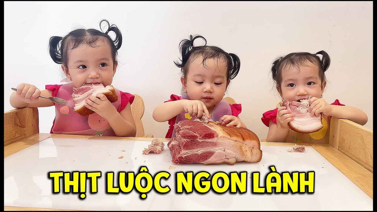Yến Nhi cho thử thịt luộc, ba bé sinh ba tự đút nhau ăn ngon lành | BA NÀNG TIÊN