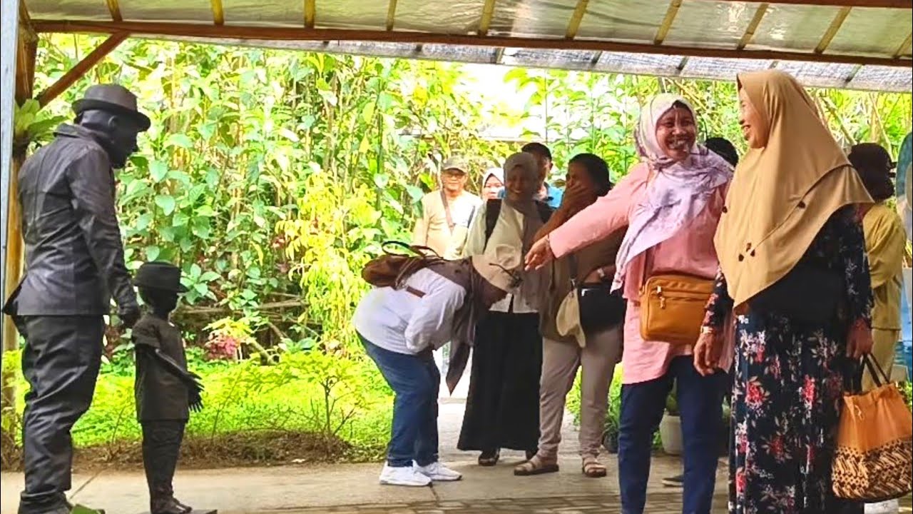 mak-mak kaget sampai ngompol.!! prank patung hidup..!!!