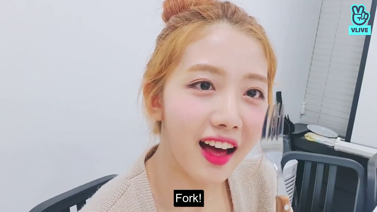 [ENG SUB] 201021 [VLIVE] Cherry Bullet Yuju - What's In My Bag?