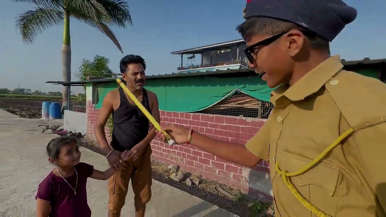 पोलीस माऊलीच्या मागे लागले 🫢
