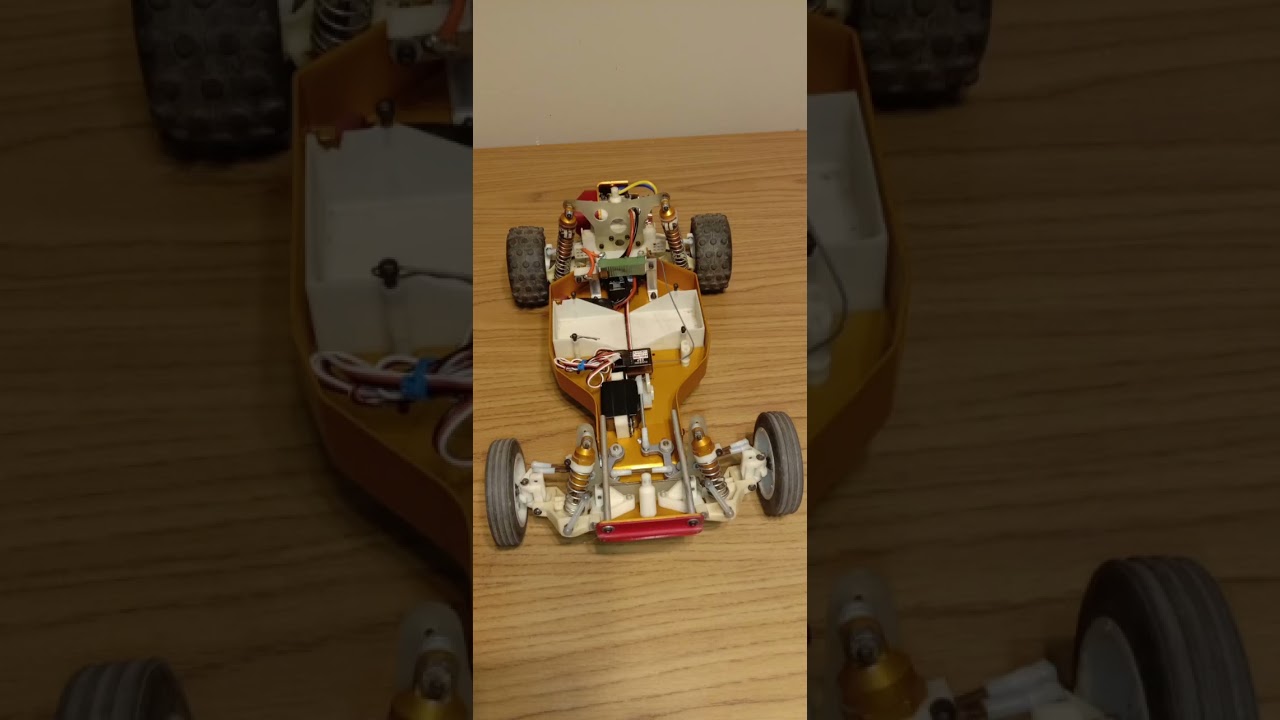 Винтажный радиоуправляемый багги. Веселье в помещении. Team Associated RC10. Выпущен в декабре 19...