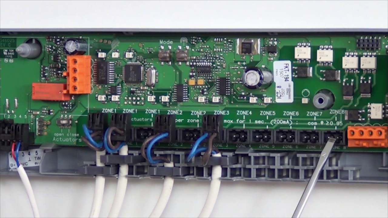 Elektrische aansluitingen van de HCE80 | Honeywell Home