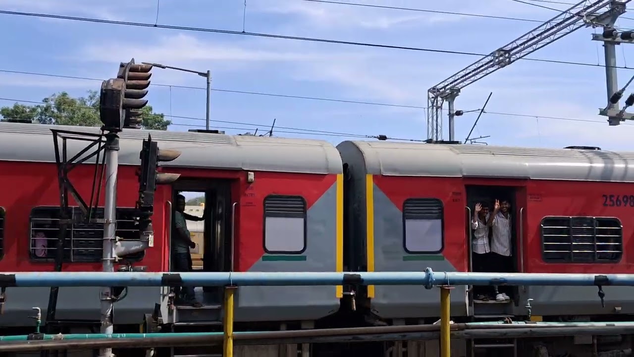 Arrival of🇮🇳 WAP-7 with Mysore - Bagalkot. Basava Express 17308 at Mysore jun🚂 