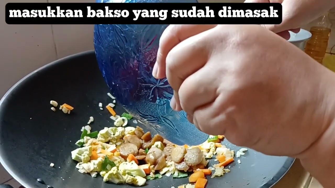 Memasak sop bakso