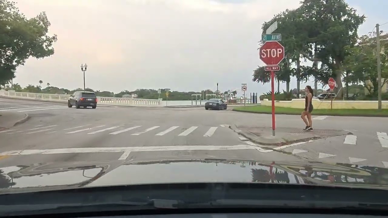 Coffee Pot Bayou drive in St. Petersburg