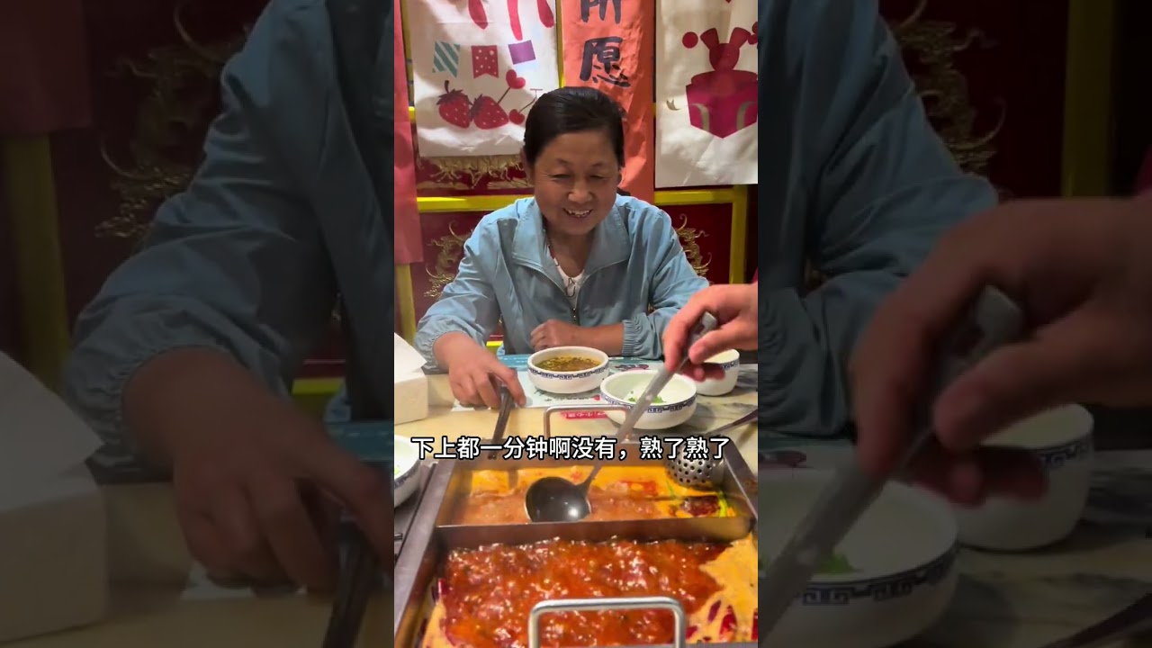 第一次带他们吃火锅，第一次买秋天的第一杯奶茶，这些“第一次”里藏着慢慢变多的陪伴，对父母来说，大概比食物本身更珍贵吧#秋天的第一杯奶茶 #带父母吃火锅