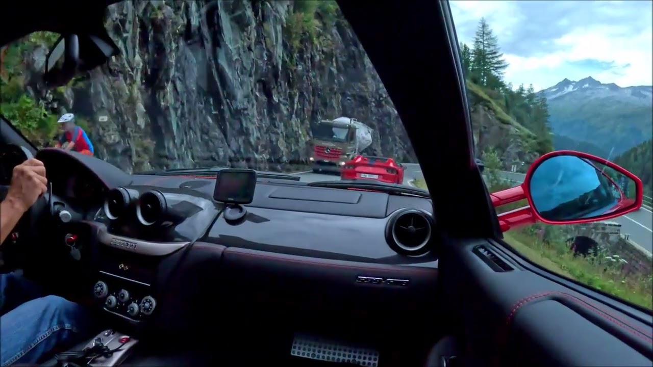 Ferrari am Gletscher Hotel Belvedere Richtung Gletsch