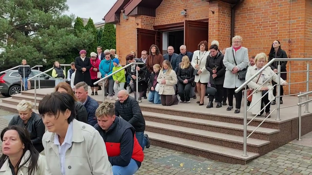 Parafia Świętej Rodziny w Ostrowie  zakończenia misji parafialnych przy krzyżu misyjnym. 5.10.2025