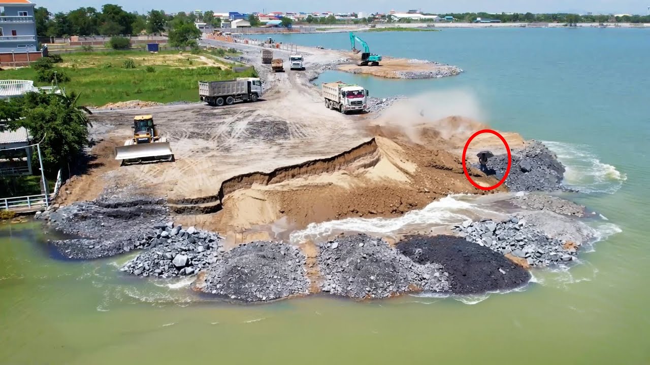 Be Careful! Today We The Big Landslide Problems Heavy Dump Trucks Need To Resolve This Problems