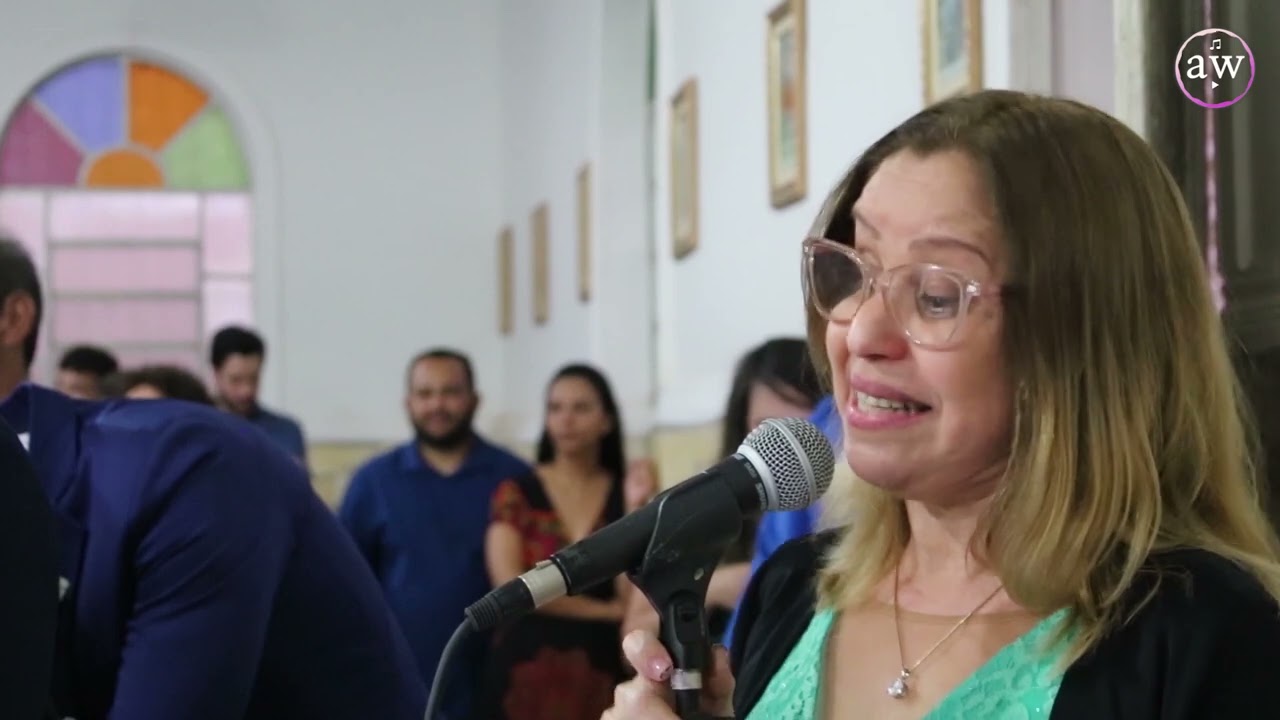 AVE MARIA - CANTORA ANA WALQUIRIA ( Bach/Gounod )