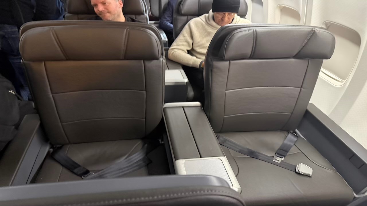 American Airlines 737-800 First Class Review - Miami to New York