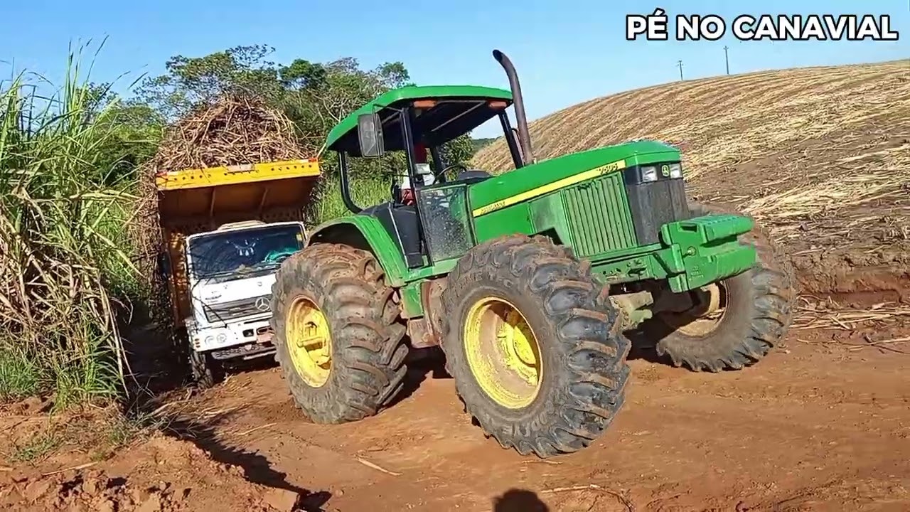 Caminhão se atolou na ladeira no engenho vale, trator puxando