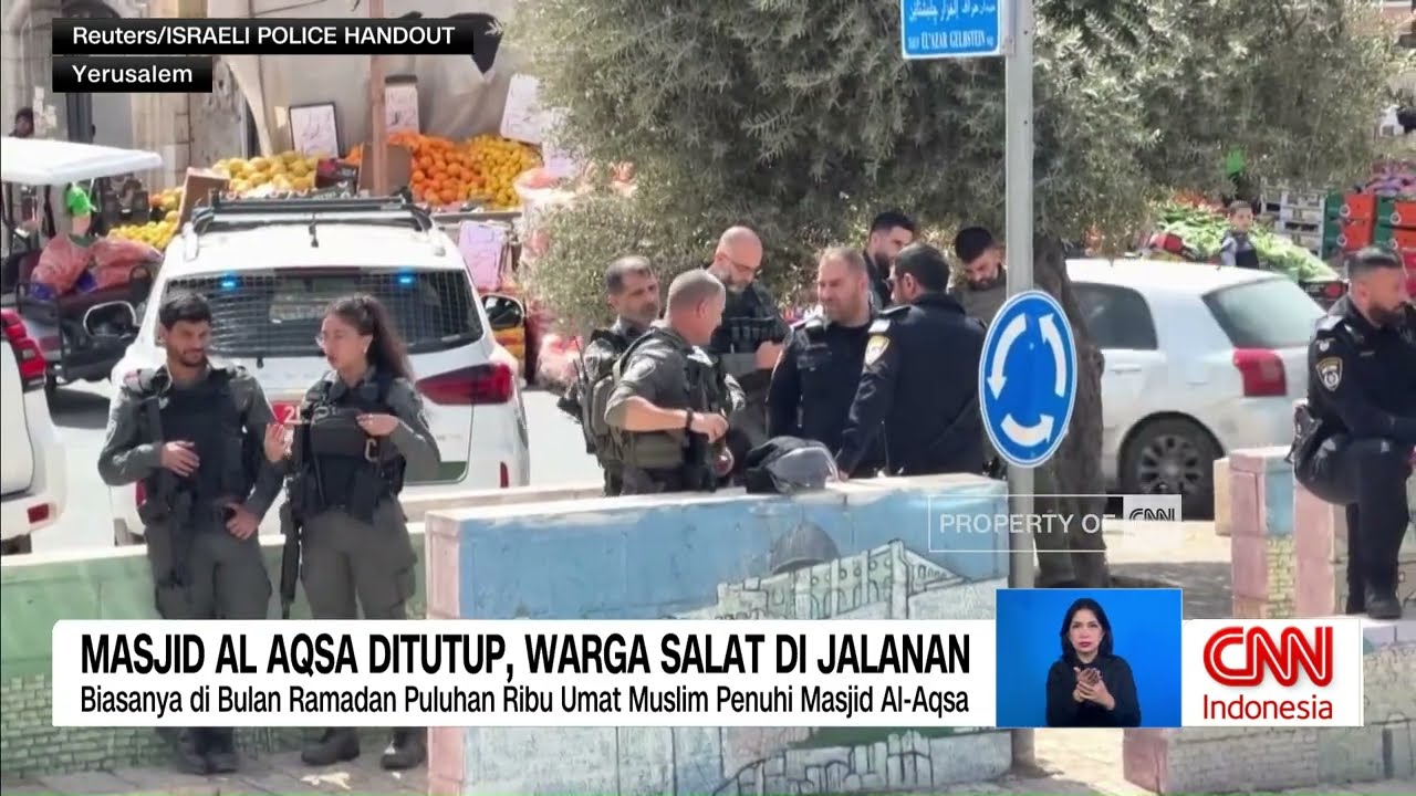 Masjid Al Aqsa Ditutup, Warga Terpaksa Salat di Jalan