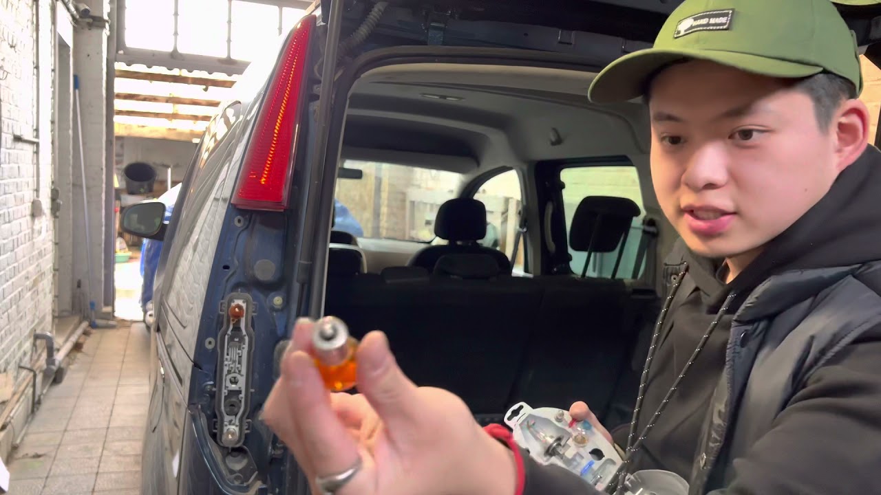 Changer les ampoules arrières d'un kangoo 2012 2020 pour les nuls