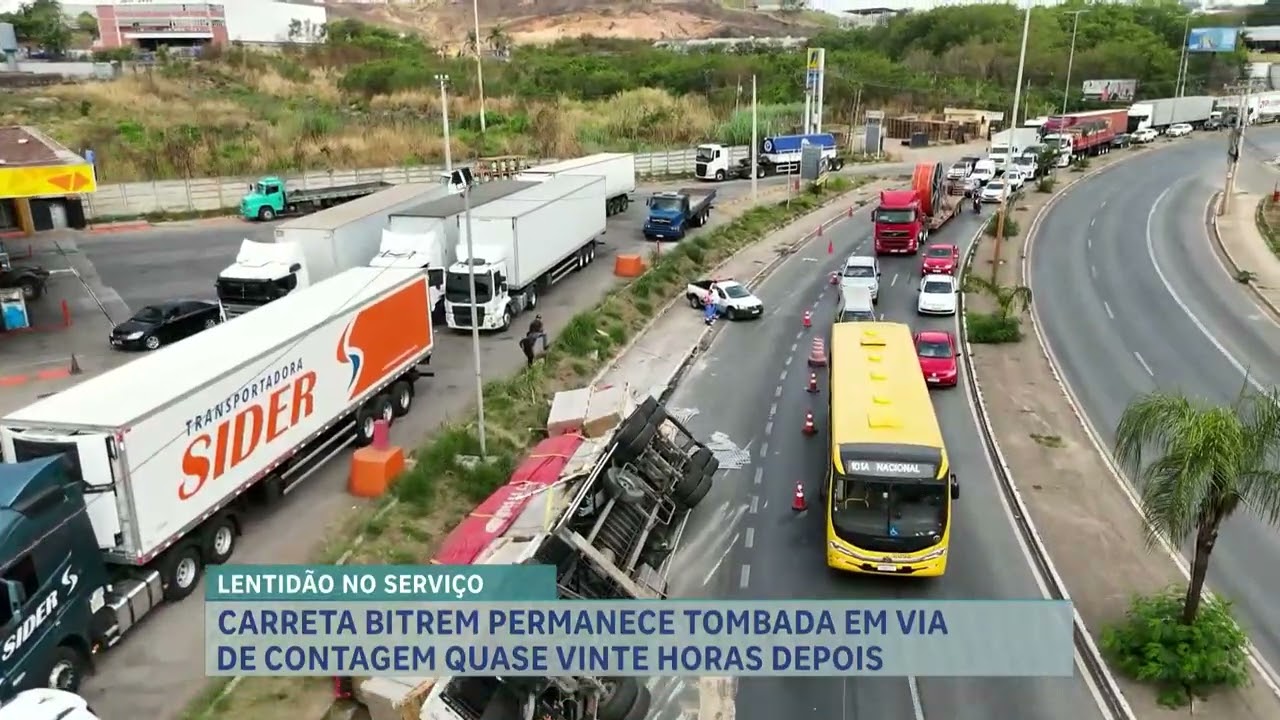 Após 20 horas, carreta tombada durante acidente permanece na pista em Contagem (MG)
