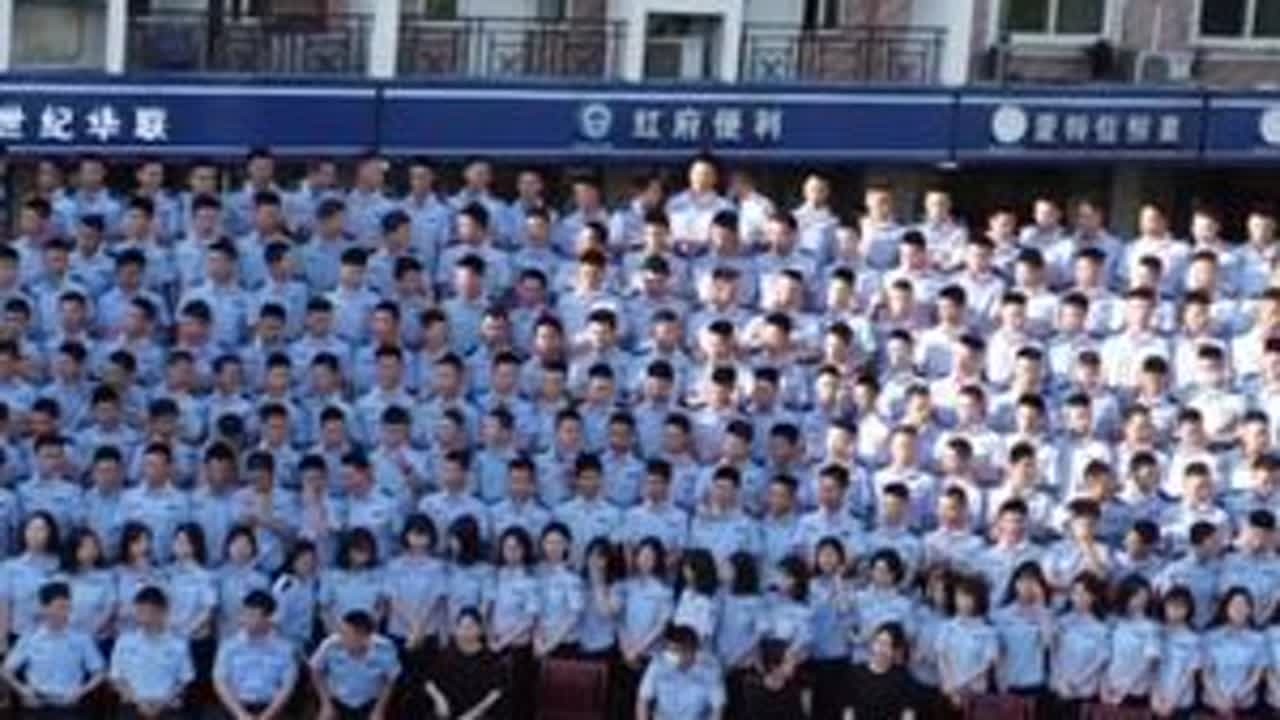 开始于一二一，结束于三二一。若是一经别年，他日相见，愿我们依然灿笑如从前。#毕业季 #警校生 #藏蓝青春
