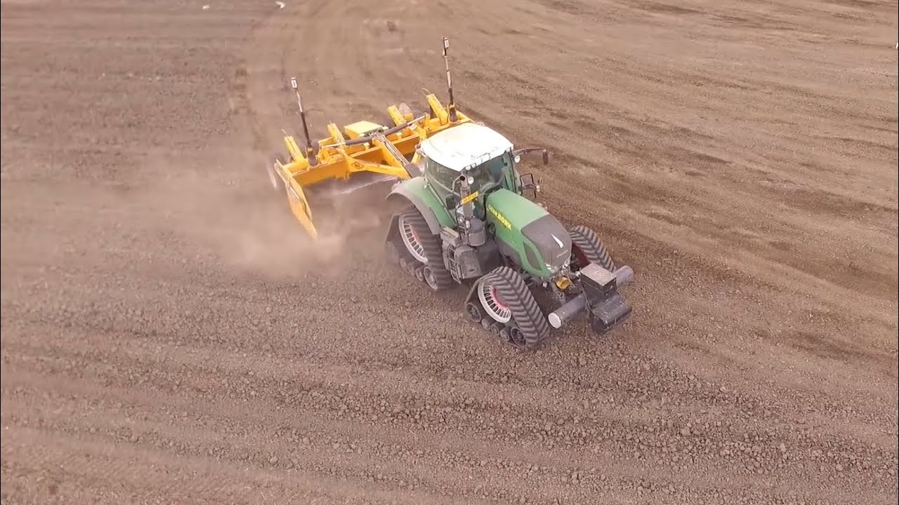 Field leveling by loonbedrijf Bork with Case IH Quadtrac 450, Fendt 939 on tracks and Fendt 936