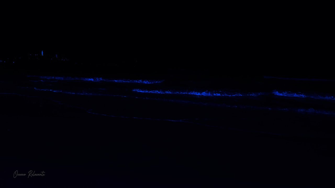 Libérese del estrés para dormir instantáneamente con los sonidos de las olas del mar en la oscuridad