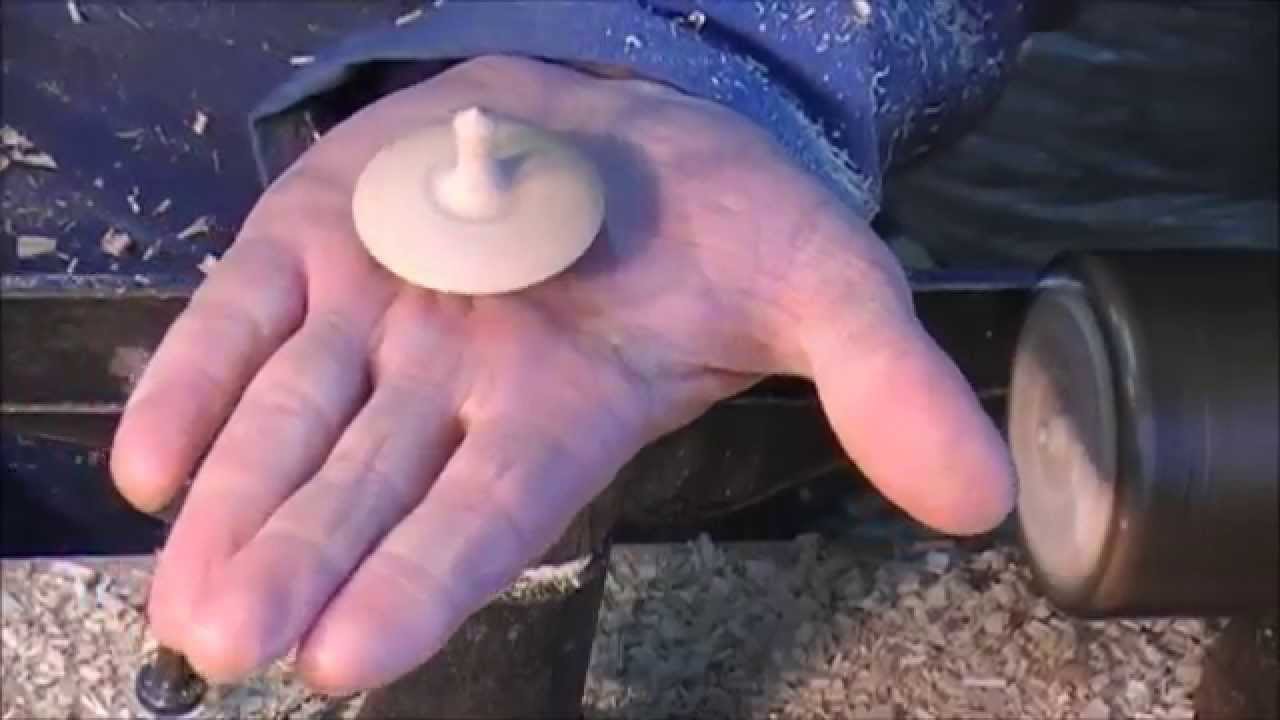 Un coquetier et une toupie - An eggcup and a spinning top