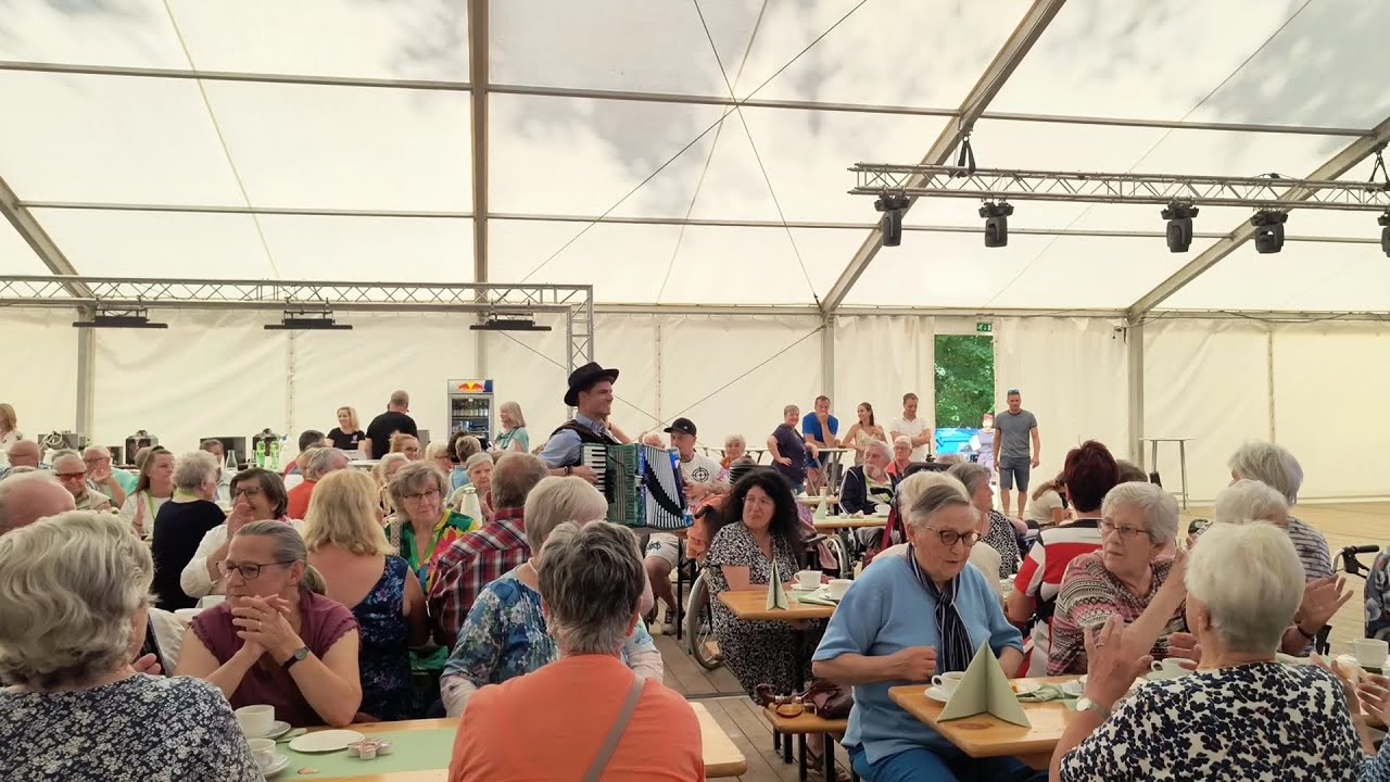 Musik-Nadze macht Stimmung auf dem Neptunfest in Zarrentin am Schaalsee