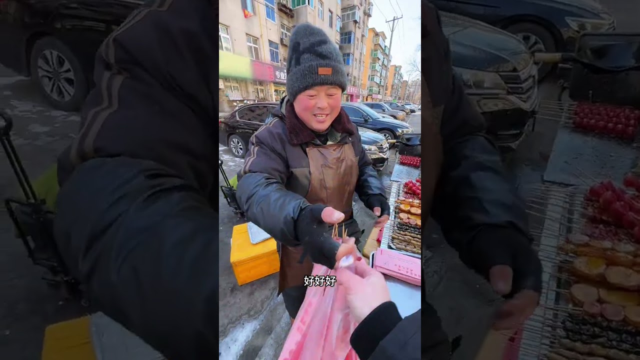 Sweet Elderly Man Sells Haw in Liaoyang: Heartwarming Street Story