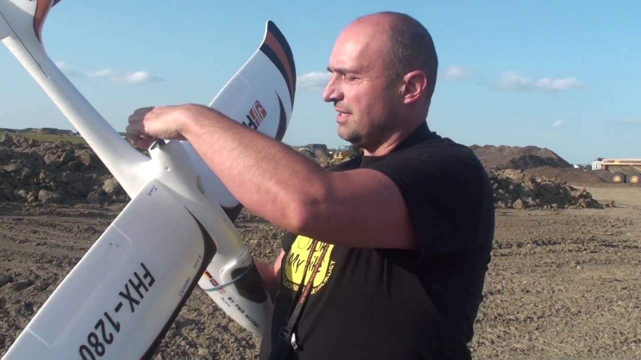 .. over 20 min flight time .. FMS easy trainer 1280 mm .. very forgiving RC plan .. 20150705192445