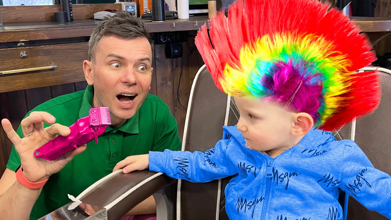 Cinq enfants jouent et vont chez un coiffeur avec papa