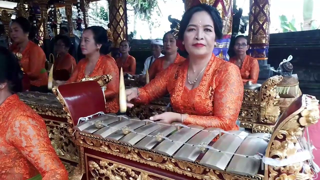 Sekaa Gong Istri Ngaturan Ayah ring Pura Rambut Sedana 23 Agustus 2025
