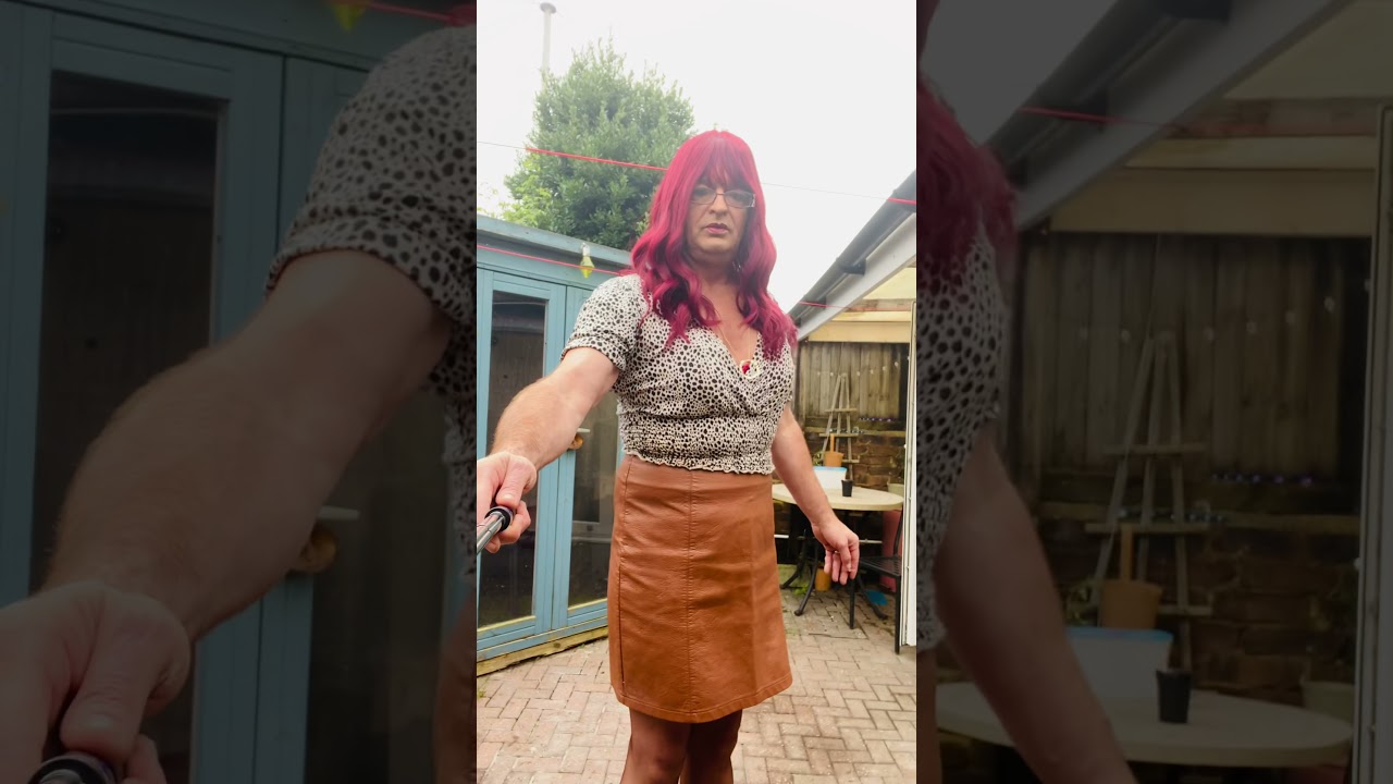 Transvetite crossdresser heels lingerie