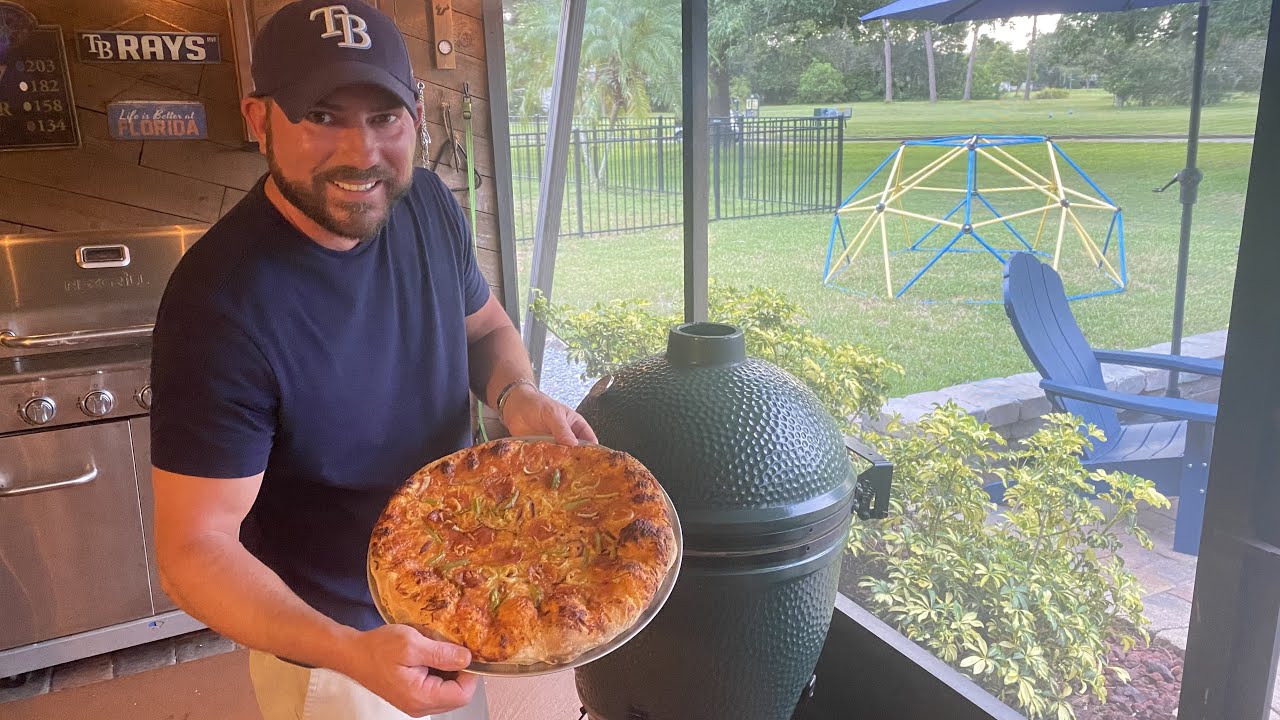 Cooking a Pizza on a Big Green Egg