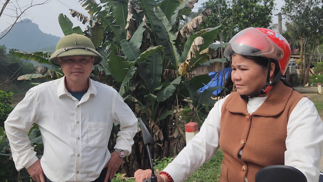 Loan's mother has a friend visiting the house; who is that man?