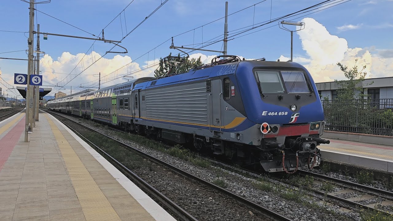 [4K60] ARRIVI E PARTENZE DI TRENI REGIONALI A SESTO FIORENTINO DI POMERIGGIO.