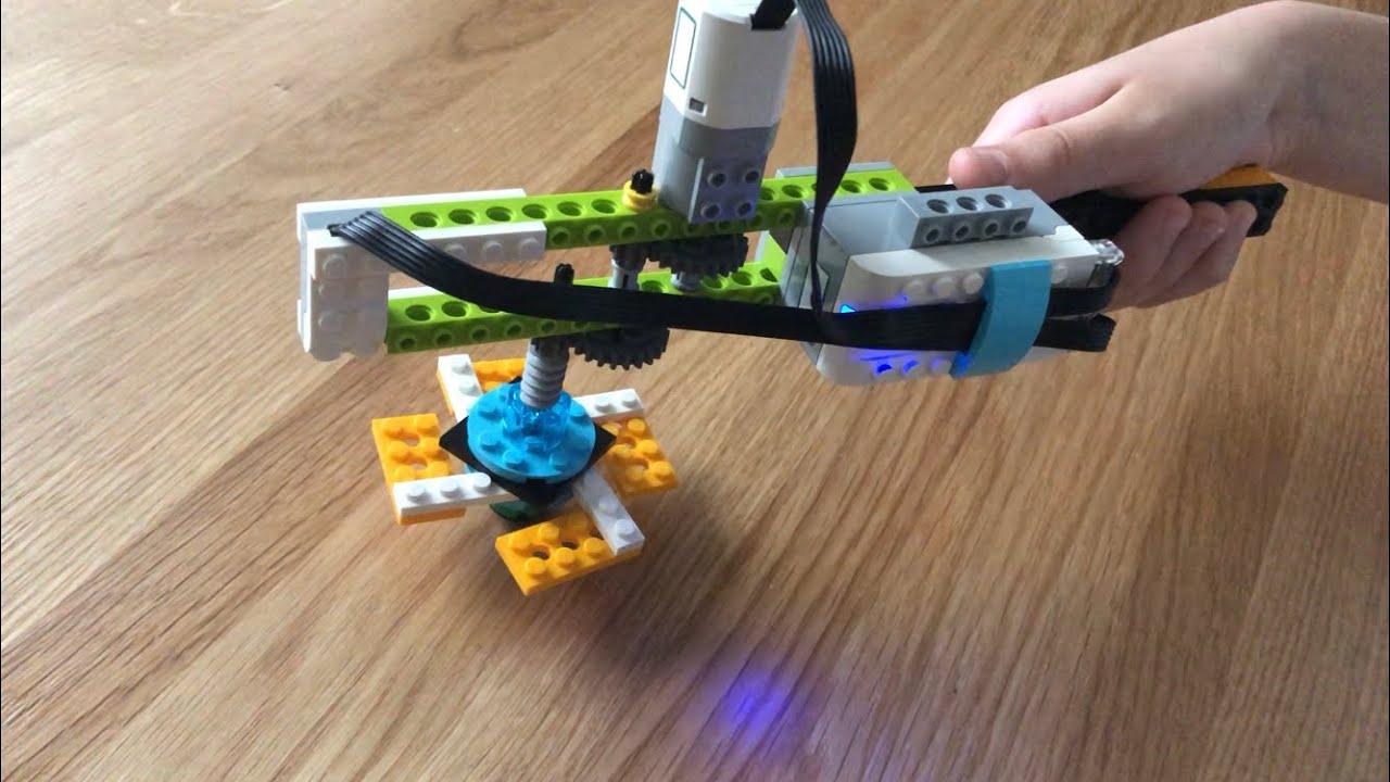 Lego WeDo 2.0 Beyblade Spinner building
