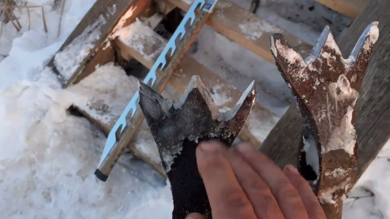 пешня👍другой ластачкин хвост, рубит лёд и ровняит край.