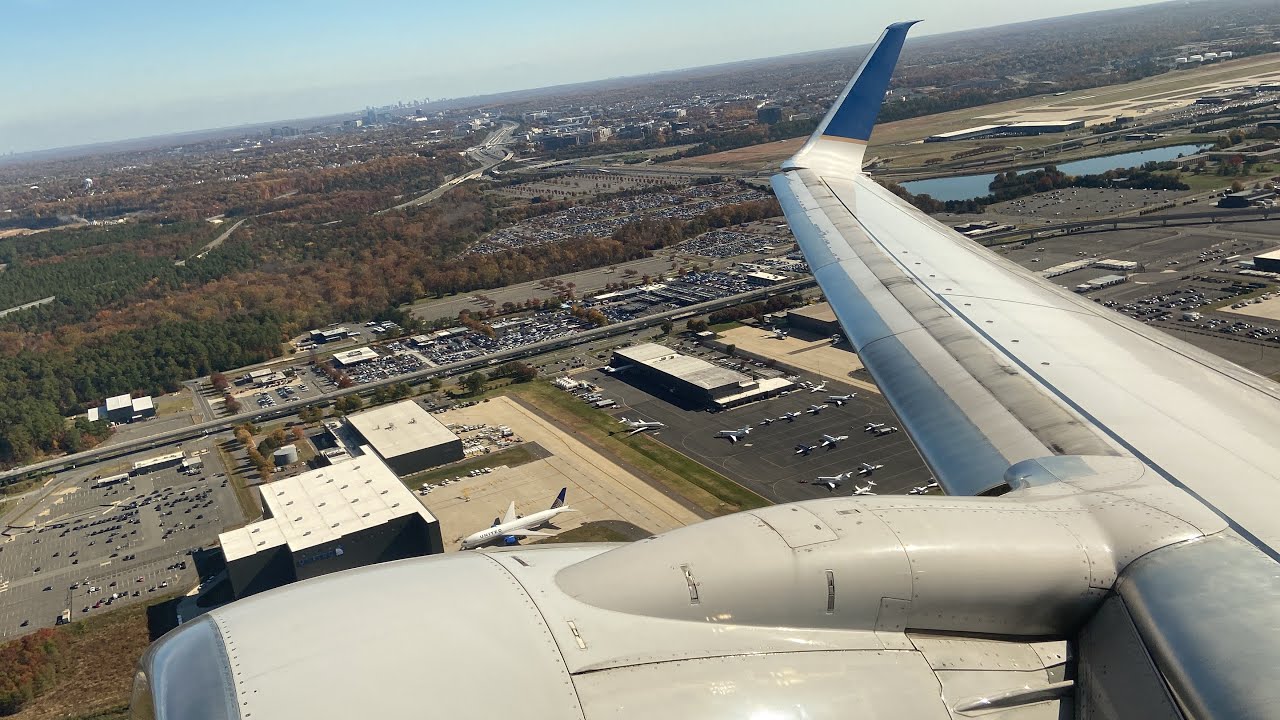 United Airlines Boeing 737-700 Pushback,Taxi and Takeoff from Washington DC (IAD)