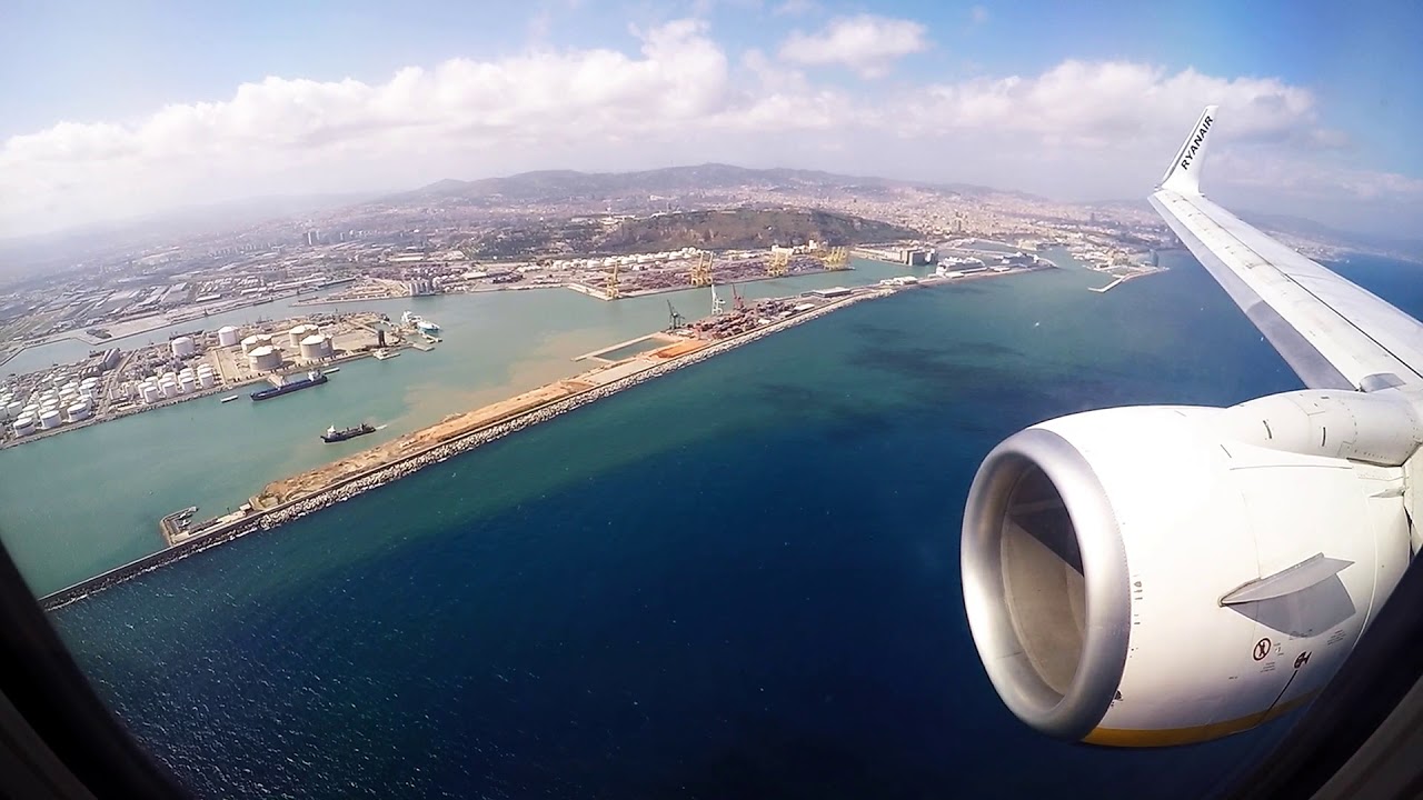 Ryanair B737-800 landing in Barcelona