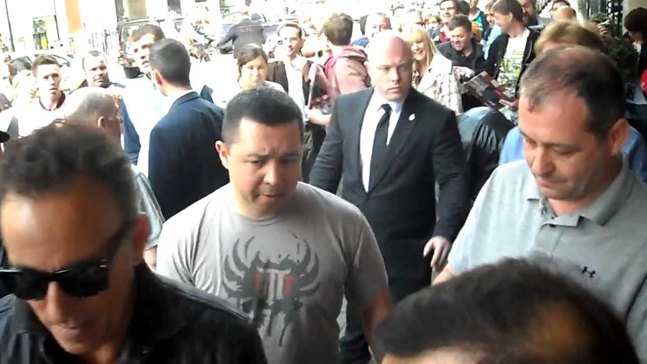 bruce springsteen  signing outside hotel  london july 15th 2012.MP4