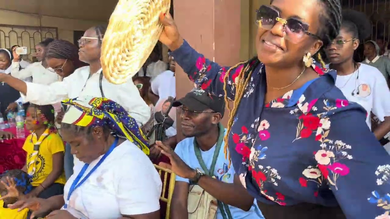 Lisa Preciosa canta e encanta os fies da Paróquia Santa Josefina Bakhita “ Mabor” acompanhe 🙏