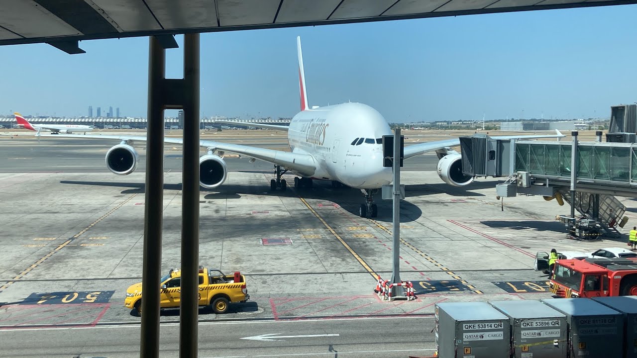 BREATHTAKING EMIRATES A380 | Madrid to Dubai | Emirates A380