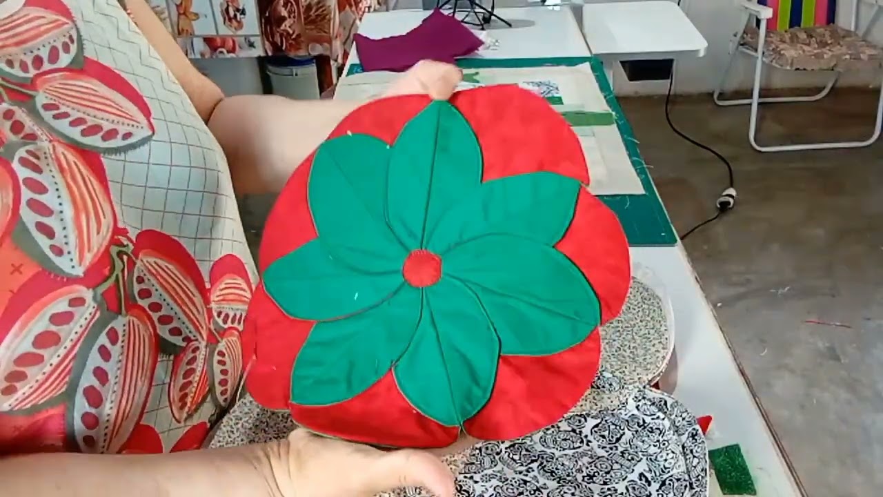 Mais um novo trabalho de patchwork e ponto cruz que as mulheres gostam 