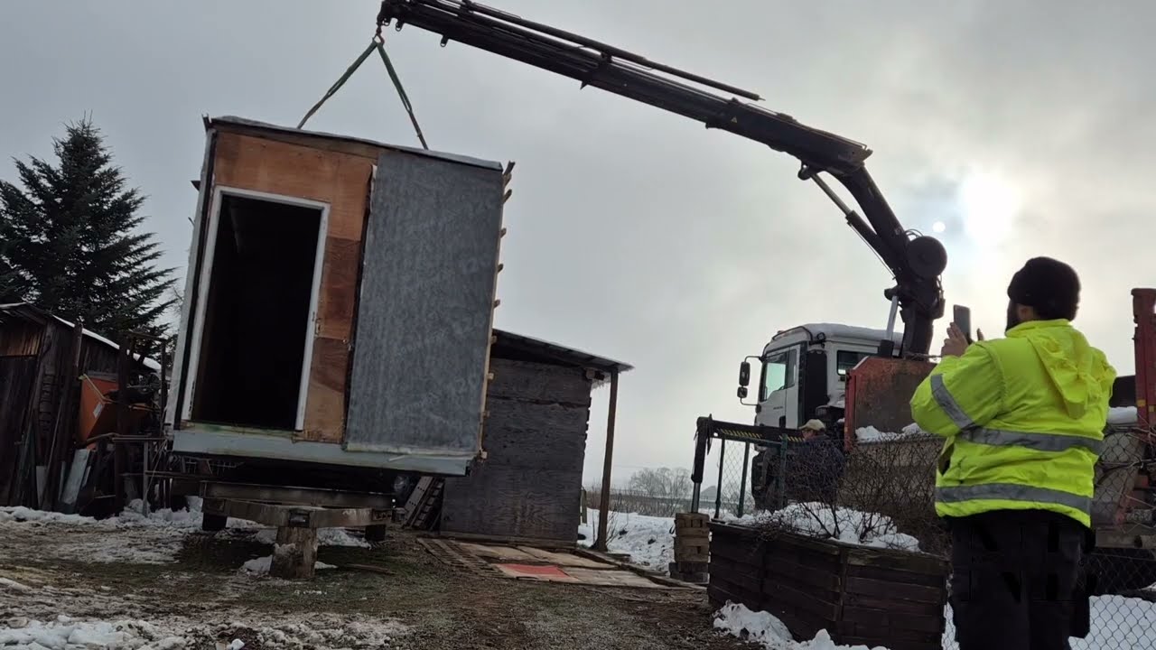 Presun záhradného domčeka hydraulickou rukou