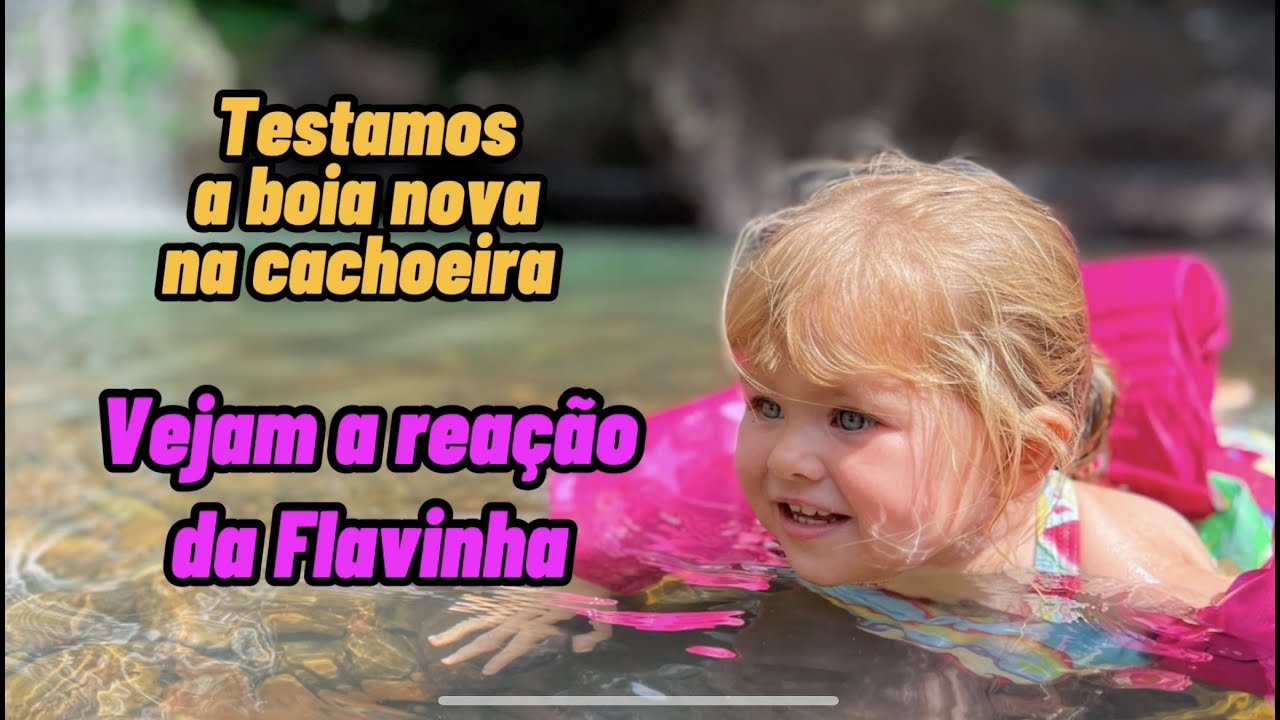 Reação da Flávia ao testar uma boia na cachoeira