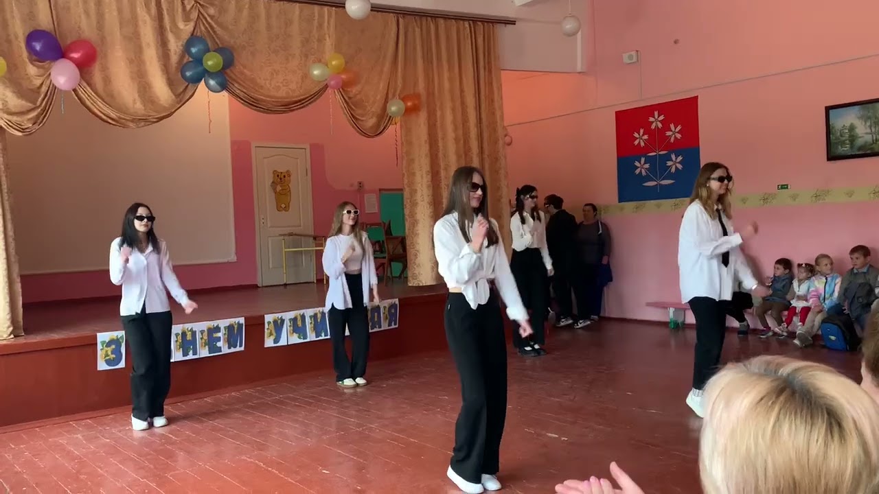 Танець від учнів 11 класу