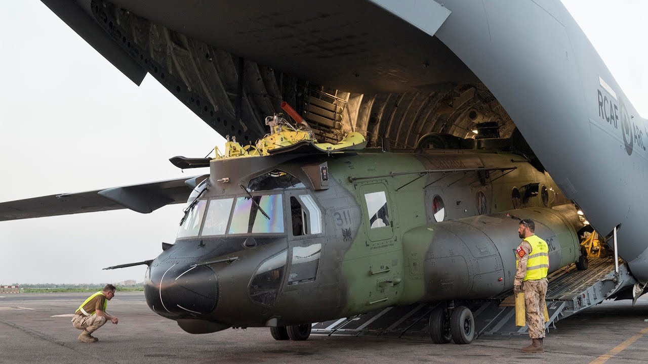 Uploading/Unloading A CH-147F Chinook From CC-177 Globemaster