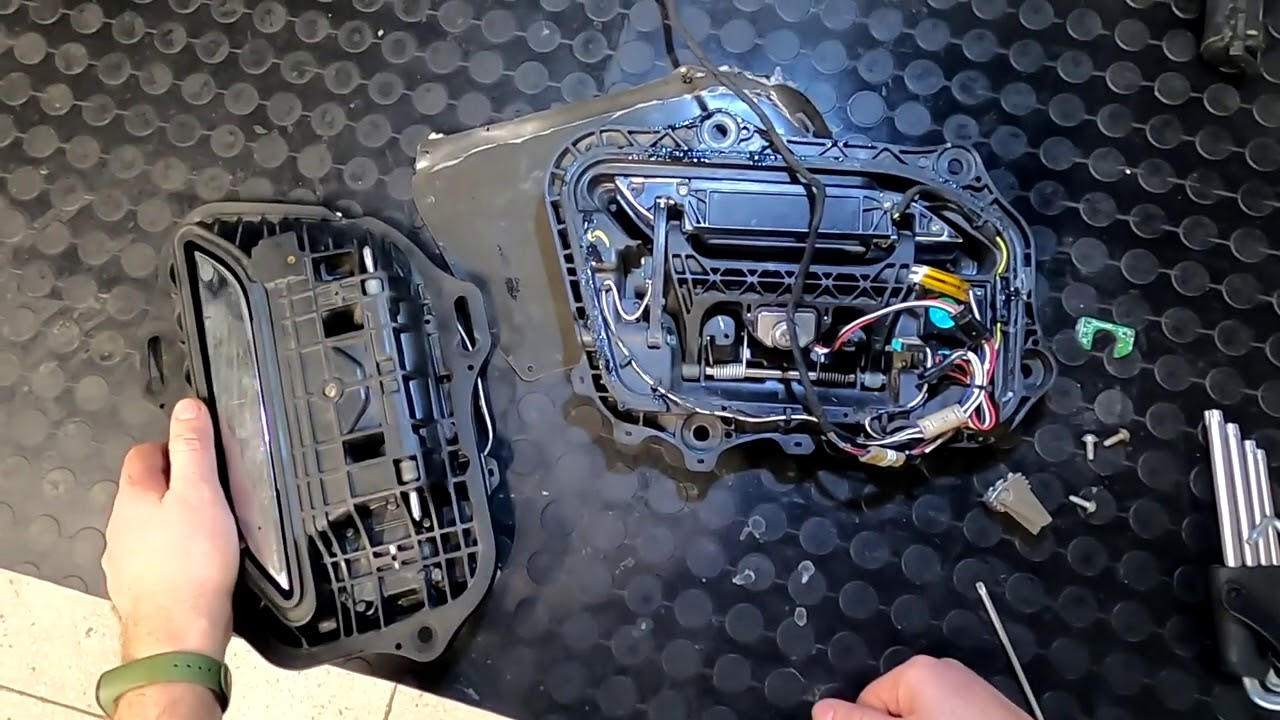 Может ли ручка двери Tesla Model S, больно зажать руку?