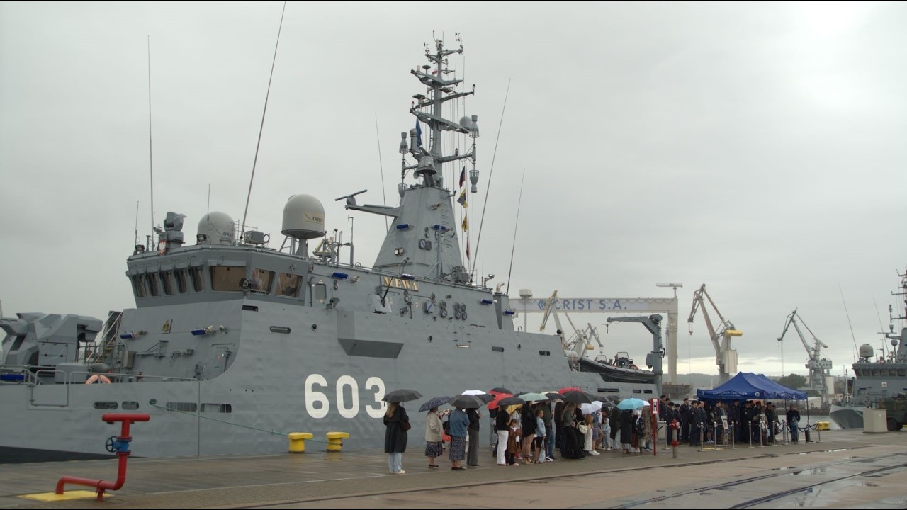 ORP Mewa opuszcza Port Gdynia i wyrusza na p&oacute;łroczną misję