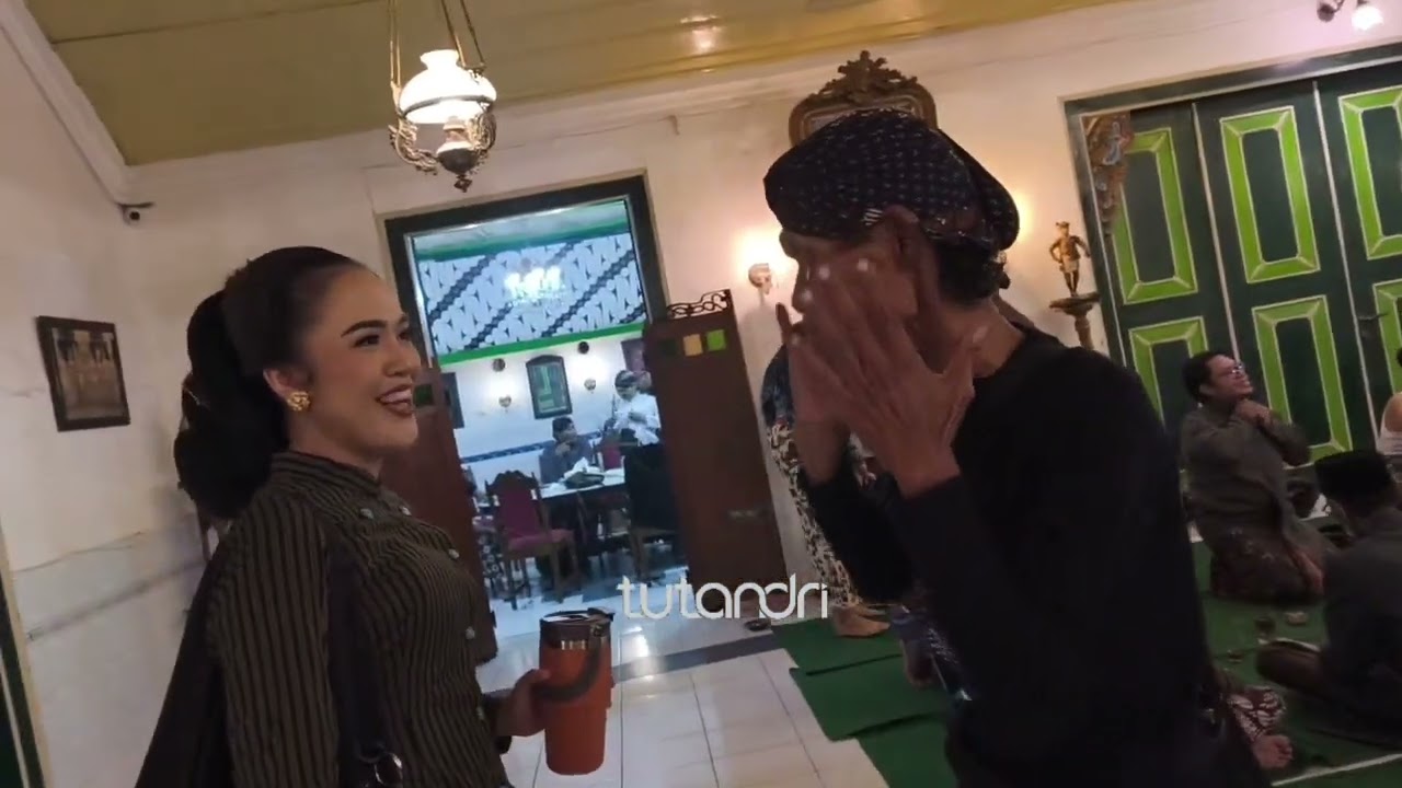 Dalang Ni Elisha Orcarus Bersama Para Sinden & 30 Dalang Kondhang Sebelum Pentas Wayang    | Jogja