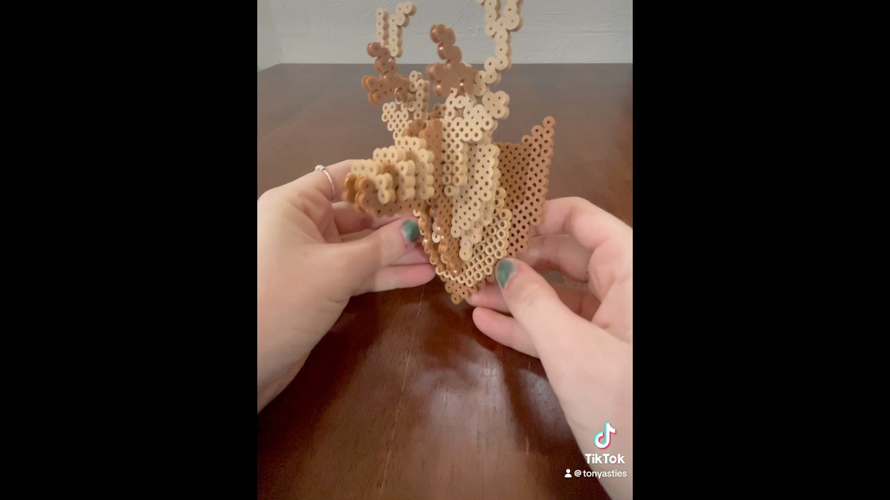 DIY 3D Perler beads - mounted deer head #perlerbeadart #beadartist #perlerbead #pixelart