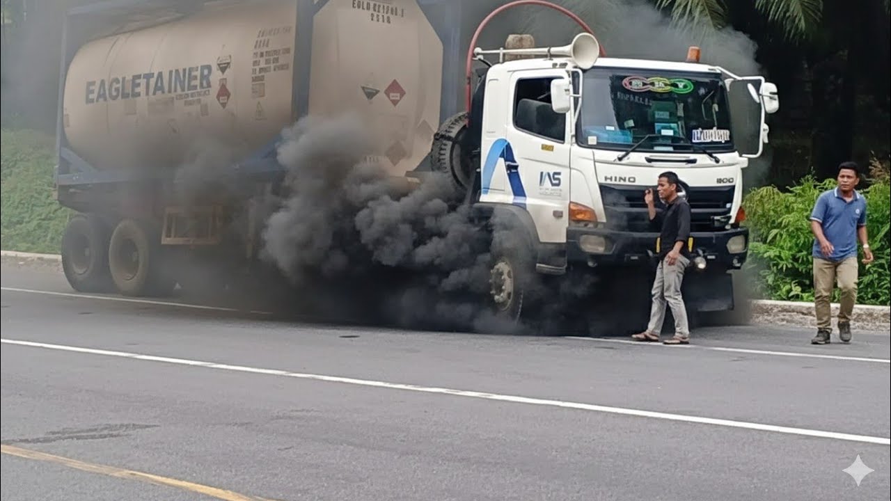 Truk Trailer Mengasing Gasin Di Tanjakan Bukit Kodok 