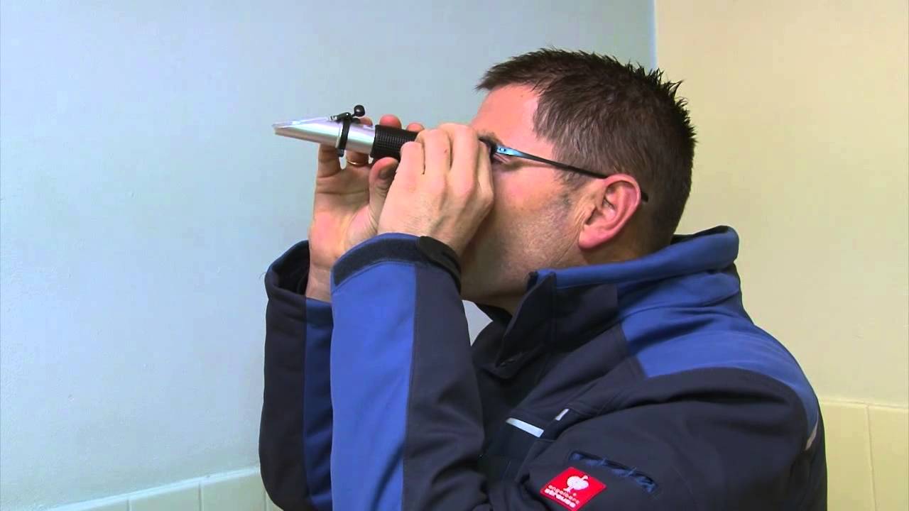 Checking colostrum quality using a refractometer
